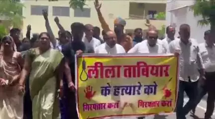 बांसवाड़ा: कलिंजरा में सरेबाजार शिक्षिका हत्याकांड मामले में कांग्रेस और परिजनों ने कलेक्टर को ज्ञापन देकर कार्रवाई की मांग की