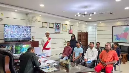 कोडरमा: समाहरणालय में उपायुक्त के जनता दरबार में ज़मीन पर दबंगों द्वारा कब्ज़े समेत कई मामले आए