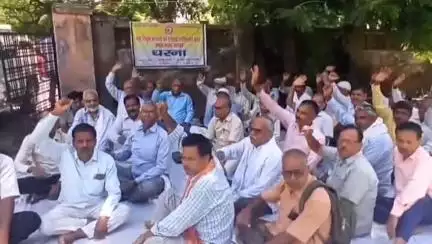 बहराइच: कलेक्ट्रेट परिसर स्थित धरना स्थल पर सेवानिवृत्त कर्मचारी एवं पेंशनर्स एसोसिएशन ने 7 सूत्रीय मांगों को लेकर दिया धरना