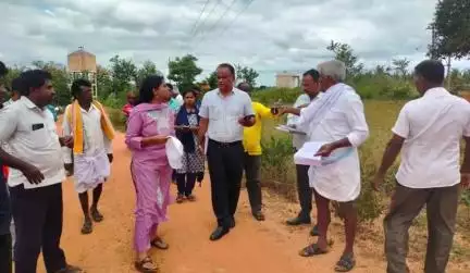 ತುಮಕೂರು: ಬನ್ನಿಕುಪ್ಪೆ ಗ್ರಾಮದಲ್ಲಿ ಸರ್ಕಾರಿ ಜಮೀನು ಒತ್ತುವರಿಯಾಗಿದ್ದ ಸ್ಥಳಕ್ಕೆ ಜಿಲ್ಲಾಧಿಕಾರಿ ಶುಭ ಕಲ್ಯಾಣ್ ಭೇಟಿ, ಪರಿಶೀಲನೆ