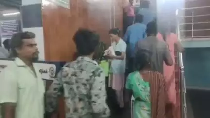 திண்டுக்கல் கிழக்கு: அரசு மருத்துவமனை மகப்பேறு பிரிவில் வெளிவந்த புகை - பதறி அடித்து கை குழந்தைகளுடன் வெளியே ஓடி வந்த தாய்மார்கள்