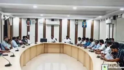 हापुड़: विकास भवन में जिला कृषि अधिकारी ने सभी उर्वरक आपूर्तिकर्ता संस्थाओं, कंपनियों और थोक उर्वरक विक्रेताओं के साथ की बैठक