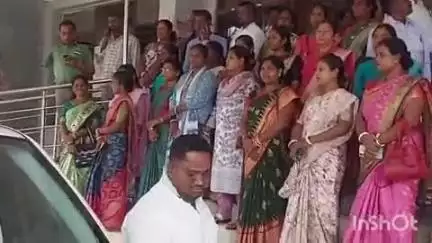 आदित्यपुर गम्हरिया: त्रिस्तरीय जनप्रतिनिधियों ने तीन सूत्री मांगों को लेकर मुख्यमंत्री के नाम ज़िला उपायुक्त को सौंपा ज्ञापन