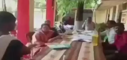 ढीमरखेड़ा: मुरवारी गांव के शासकीय स्कूल में तिलक लगाकर पहुंची छात्रा से प्रिंसिपल ने टीका मिटवाया, कहा- ये मंदिर नहीं है
