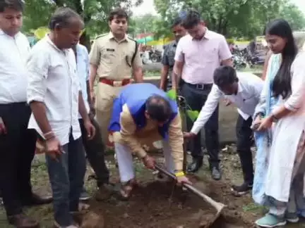 सारंगपुर: राज्यमंत्री गौतम टेटवाल ने सारंगपुर एसडीओपी कार्यालय परिसर, तारागंज में अधिकारियों संग औषधि व फलदार पौधे रोपे