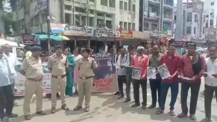 करेली: नशे के खिलाफ लोगों को जागरूक करने के लिए पुलिस सड़कों पर उतरी