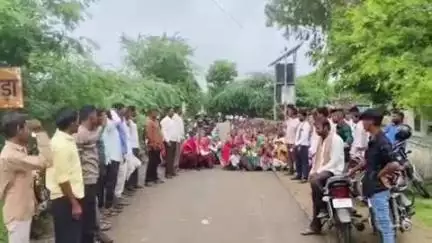आबू रोड: आबूरोड के महीखेड़ा में राजकीय विद्यालय में शिक्षकों की कमी पर ग्रामीणों ने किया प्रदर्शन, विद्यालय के गेट पर लगाया ताला