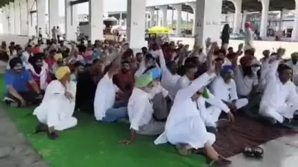 पंचकूला: किसानों से टोल वसूली के विरोध में पिंजौर सेब मंडी में किसानों की बैठक, भारी पुलिस बल तैनात
