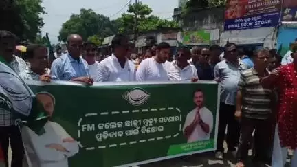 ପାରଳାଖେମୁଣ୍ଡି: ହାଇସ୍କୁଲ ଛକ ଠାରେ ବିଜେଡ଼ି ପକ୍ଷରୁ ଏଫ୍ ଏମ କଲେଜ ଛାତ୍ରୀଙ୍କୁ ନ୍ୟାୟ ଦେବା ପାଇଁ ବିକ୍ଷୋଭ ପ୍ରଦର୍ଶନ