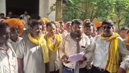 बड़वानी: बड़वानी में वन अधिकार कानून का उल्लंघन, दावों में देरी पर जयस ने सहायक आयुक्त कार्यालय में सौंपा ज्ञापन