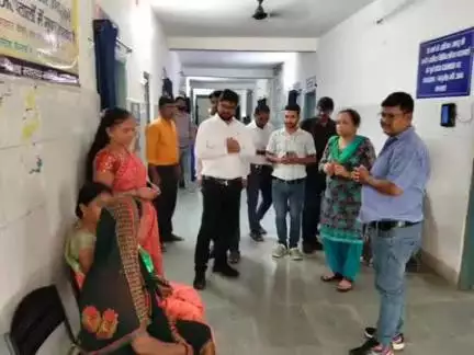 बरकागाँव: जिला भू अर्जन पदाधिकारी ने बड़कागांव का दौरा किया, बच्चों के साथ भोजन किया