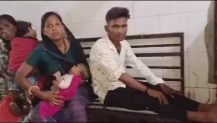 आबापुरा: केसरपुरा गांव में निजी बस ने बाइक को चपेट में लिया, दंपति और दो बच्चे घायल, एमजी अस्पताल में उपचार जारी