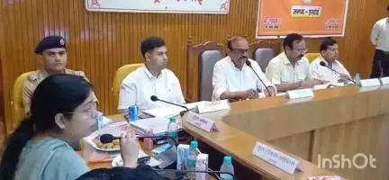 हरदोई: कलेक्ट्रेट सभागार में जिला विकास समन्वय और निगरानी समिति की बैठक में दोनों सांसद रहे उपस्थित