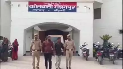 मंझनपुर: पतौना पुल के पास से पुलिस ने चोरी के सामान के साथ दो अभियुक्तों को किया गिरफ्तार