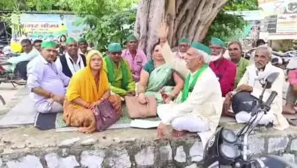 महोबा: सदर तहसील में अतिवृष्टि से फसल बर्बादी पर भाकियू का प्रदर्शन, दैवीय आपदा घोषित कर मुआवजा देने की मांग की