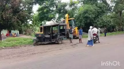पड़वा: कंडा NH-98 पर ट्रक और जेसीबी की हुई जोरदार टक्कर