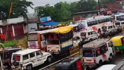 सरैयाहाट: भारी बारिश और हंसडीहा ओवरब्रिज के पास डायवर्सन खस्ताहाल होने से लगा महाजाम