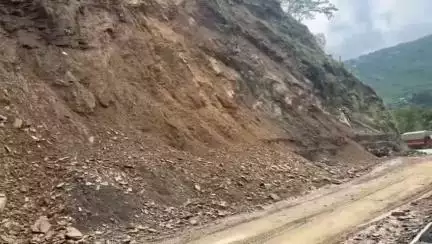 बाराकोट: लोहाघाट पिथौरागढ़ एनएच में बाराकोट के च्यूरानी और संतोला में लगातार पत्थर गिरने से रोड ब्लॉक, बड़ी मुश्किलें