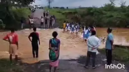 शंकरगढ़: सिहार क्षेत्र में जमकर हो रही बारिश, जान जोखिम में डालकर पुल पार करते हुए दिखे विद्यार्थी