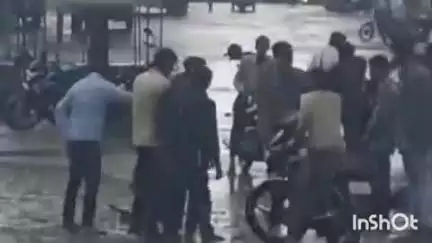 शाजापुर: जानलेवा साबित हो रहे शहर में सीवरेज के खुले चैंबर हाट मैदान क्षेत्र में पल्सर और स्कूटी से जा रहे दो लोग गिरे#jansamasya