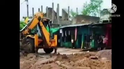 खनियाधाना: ग्राम पंचायत अछरोनी में मजदूरों की जगह जेसीबी से हो रहा नाली निर्माण कार्य