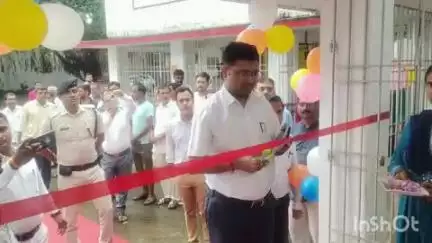 बांका: अनुमंडल कार्यालय में ईवीएम-वीवीपैट डेमो सेंटर का डीएम ने किया उद्घाटन