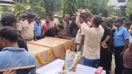 শীতলকুচি: কর্মরত অবস্থায়  মৃত সিভিক ভলেন্টিয়ারকে শেষ শ্রদ্ধা শীতলকুচি থানার পুলিশের তরফে