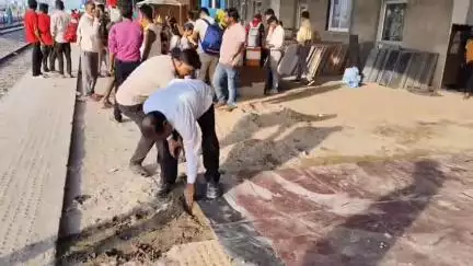 पडरौना: कप्तानगंज रेलवे स्टेशन पर कायाकल्प के दौरान प्लेटफार्म निर्माण की जांच, इंजीनियर ने दिए सुधार के निर्देश