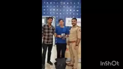 कमांड सेंटर प्रभारी राजेश सिंह ने वियतनाम निवासी पर्यटक का पासपोर्ट 1 घंटे के अंदर ढूंढकर लौटाया