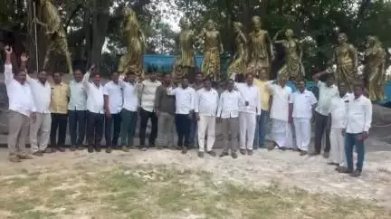 కోరుట్ల: కోరుట్ల బిఆర్ఎస్ పార్టీ నాయకులు ఇందిరా పార్క్ వద్ద బీసీలకు 42 రిజర్వేషన్ అమలకై నిరసన