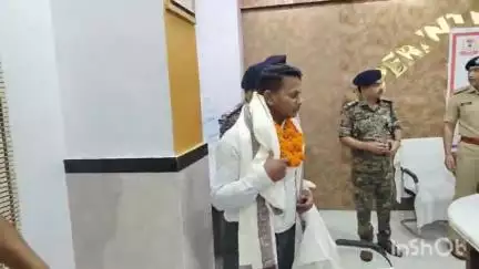 लातेहार: मुठभेड़ में सुप्रीमो पप्पू लोहार की मौत से डरे लवलेश गंझु ने लातेहार पुलिस के सामने किया आत्मसमर्पण