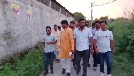 जिला पंचायत सदस्य पद के भाजपा समर्थित प्रत्याशी बृजेश पाल के समर्थन में युवाओं ने किया घर-घर जाकर जनसंपर्क, जीत पक्की