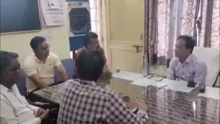 आबू रोड: आबूरोड गांधीनगर विद्युत कार्यालय में उद्योगपतियों ने किया प्रदर्शन, बिजली काटने का आरोप, अधिकारी बोले- बेबुनियाद
