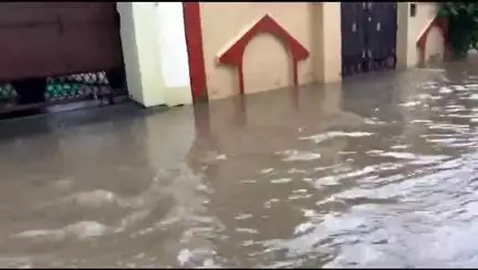 धनबाद/केंदुआडीह: धनबाद के तपोवन कॉलोनी में मूसलाधार बारिश से सड़क जलमग्न