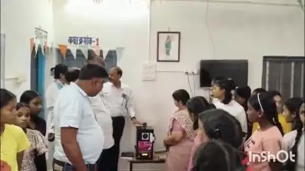 लखनपुर: लखनपुर नगर अध्यक्ष और सीएमओ ने बालिका छात्रावास लखनपुर में दो नग सेनेटरी इंसीनरेटर (नैपकिन भस्मक मशीन) का वितरण किया