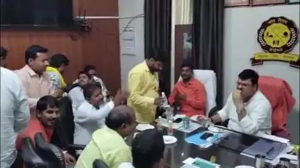 नगर निगम कार्यालय में पार्षदों का हंगामा, महापौर ने सुनी समस्याएं, पत्रकारों को रखा दूर
