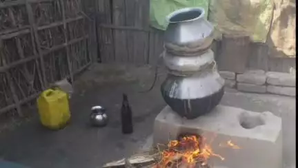 धमदाहा: भवानीपुर थाना से महज एक किलोमीटर की दूरी पर बन रही है अवैध जहरीली शराब