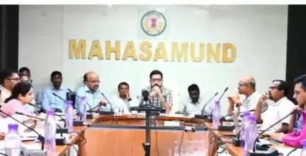 महासमुंद: कलेक्ट्रेट सभाकक्ष में समय सीमा बैठक में कलेक्टर ने दिए महत्वपूर्ण निर्देश, विकास कार्यों में गति लाने पर जोर दिया