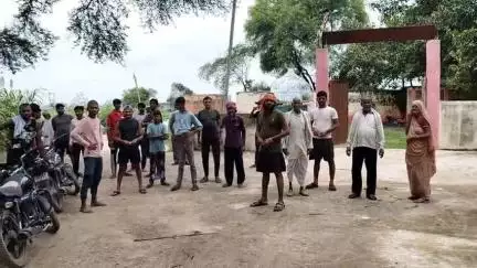 पोरसा: जनसुनवाई में पहुंचे ग्रामीणों को परदुपुरा पंचायत भवन पर लटकता मिला ताला, सचिव रहे नदारद #jansamasya