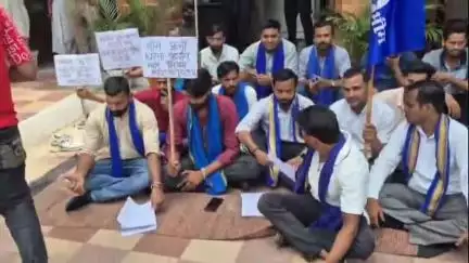 सहारनपुर: वार्ड 24 के निवासी लोगों ने आसपा व भीआ के साथ कॉलोनी में नालियों पर हुए अतिक्रमण को लेकर निगम में दिया धरना #jansamsaya