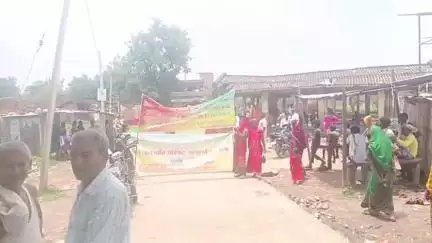 धुरकी: मांडर स्थल की भूमि पर अतिक्रमण, धुरकी प्रखंड कार्यालय में लोगों का धरना-प्रदर्शन