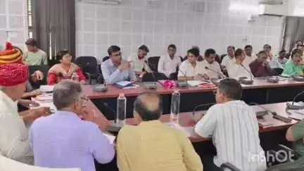 सिरोही: केंद्रीय राज्य मंत्री भूपति राजू श्रीवास वर्मा ने सिरोही दौरे के दौरान आत्मा सभागार में अधिकारियों की ली बैठक