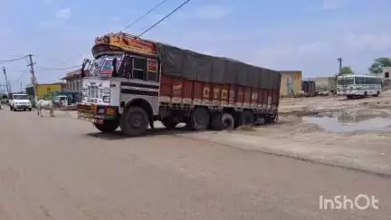 ओसियां: देणोक कस्बे में सड़क किनारे मिट्टी में धंसा ट्रक, कोई हताहत नहीं