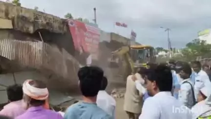 निलंगा: निलंगा नगरपरिषद अंतर्गत शहरातील छत्रपती शिवाजी महाराज चौक परिसरात अतिक्रमण मोहीम