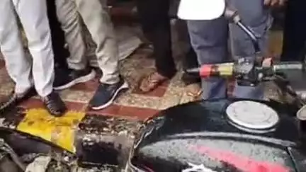 झांसी: आरटीओ ऑफिस के पास पल्सर बाइक सवार व्यक्ति ने बाइक में छुपा सांप देखकर बाइक छोड़कर भागा, वीडियो हुआ वायरल