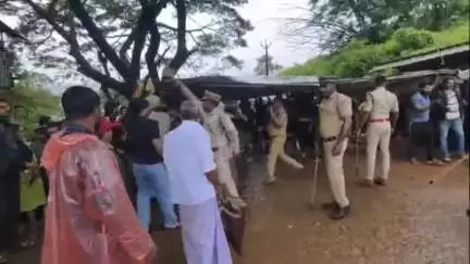 വെെത്തിരി: കാട്ടാന ശല്യത്തിനെതിരെ പ്രതിഷേധം, മേപ്പാടിയിൽ റോഡ് തടഞ്ഞ സമരസമിതി പ്രവർത്തകർക്ക് നേരെ പോലീസ് ലാത്തിചാർജ്