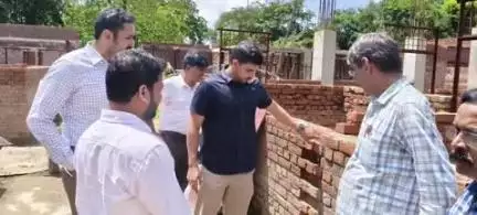 लंभुआ: डीएम व सीडीओ ने भदैया के ग्राम बभनगवां में कस्तूरबा गांधी आवासीय बालिका विद्यालय व हॉस्टल के निर्माण कार्य का किया निरीक्षण