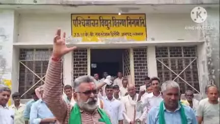 गुन्नौर: गांव हिरौनी में स्थित बिजली घर पर भाकियू के कार्यकर्ताओं ने मांगों को लेकर धरना प्रदर्शन किया और नारेबाजी की