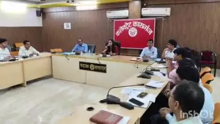कासगंज: कलेक्ट्रेट पर डीएम ने आईजीआरएस और कर करेत्तर की समीक्षा बैठक की, जारी किए दिशा निर्देश