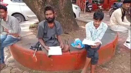शिवपुरी नगर: 2 साल पहले रेल पटरी पार करते समय पैर गंवाने वाले व्यक्ति ने कलेक्टर से इलेक्ट्रिक ट्राई साइकिल के लिए लगाई गुहार